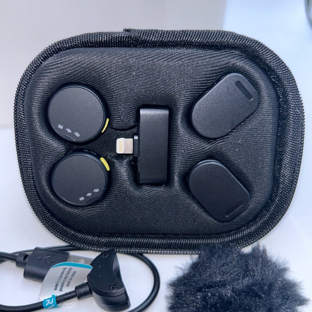 RIBIU Wireless Microphone For IPhone/Android - Picture 3 of 5